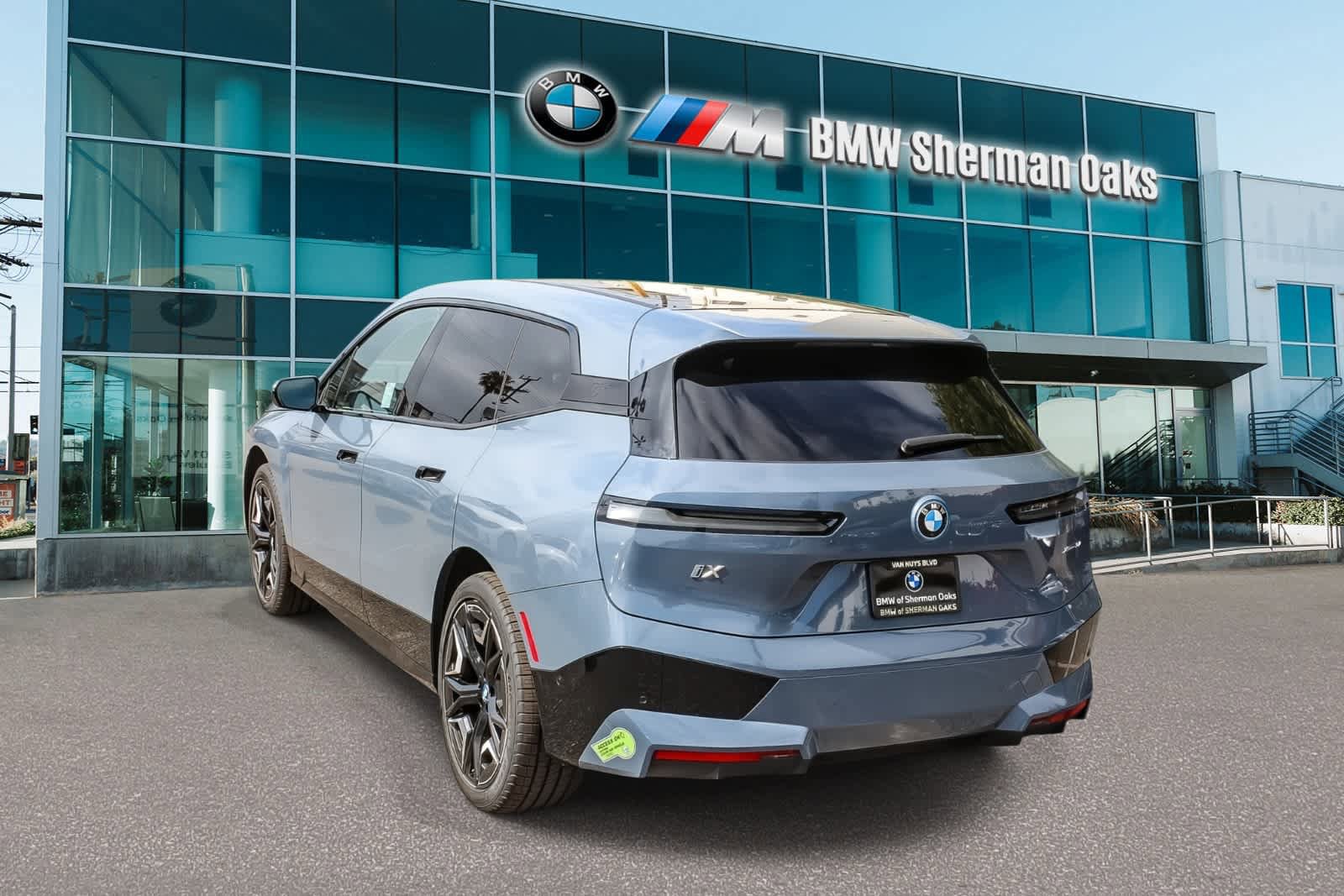 Used 2024 BMW iX xDrive50 w/ Sport Package AWD/4WD image 6