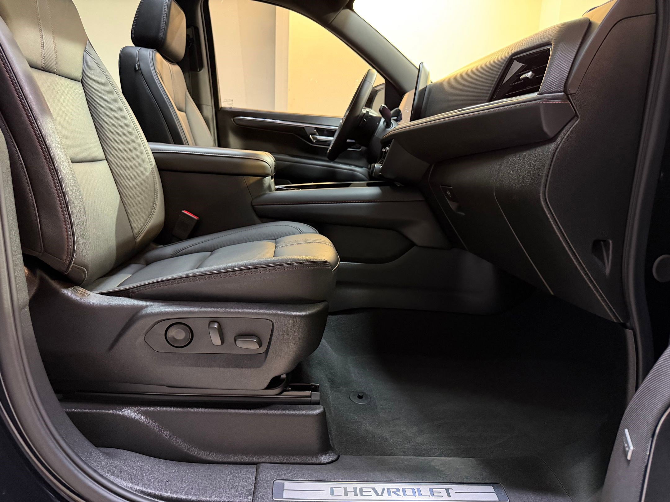 Used 2025 Chevrolet Suburban RST w/ Comfort Package image 50