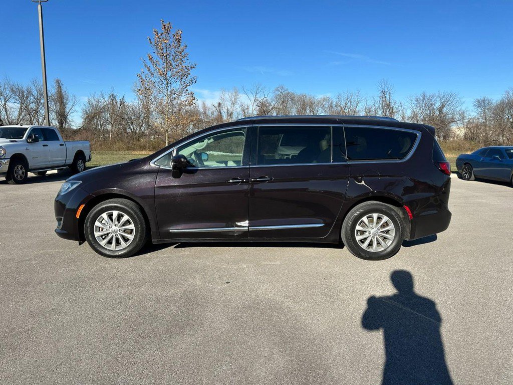 Used 2018 Chrysler Pacifica Touring-L image 2