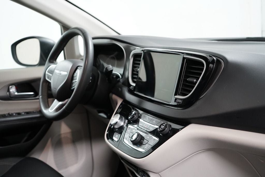Used 2023 Chrysler Pacifica Touring-L FWD image 22