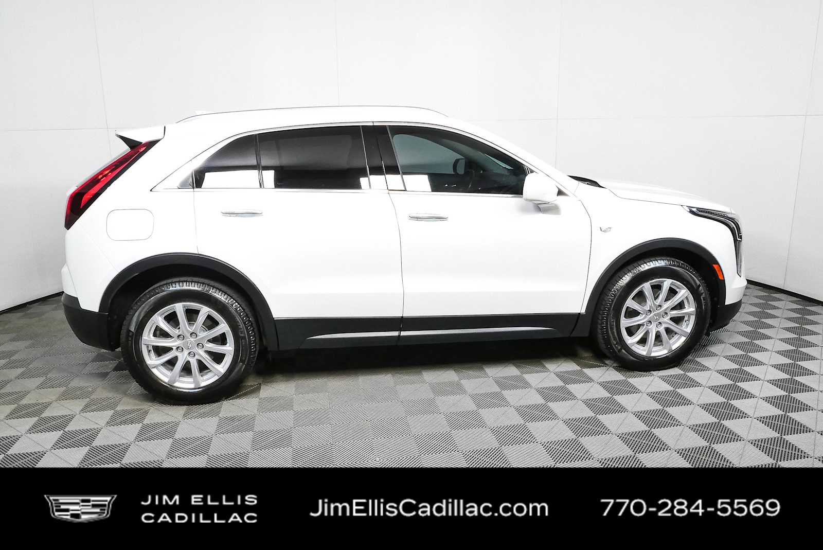 Used 2019 Cadillac XT4 Luxury w/ Cold Weather Package FWD image 2