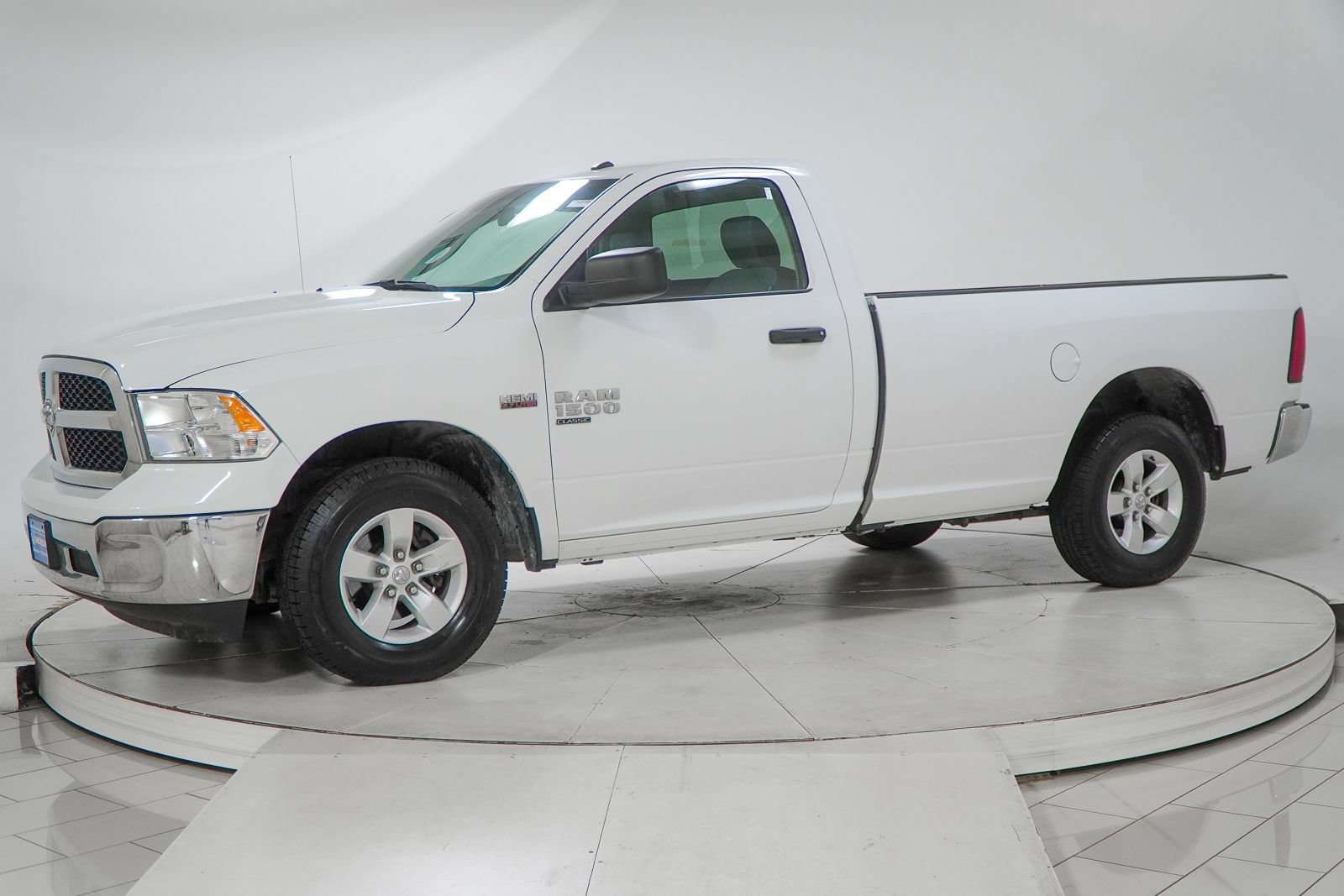 Used 2022 RAM 1500 Classic SLT AWD/4WD image 4