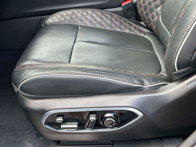 Used 2023 Jeep Grand Cherokee Summit AWD/4WD image 9
