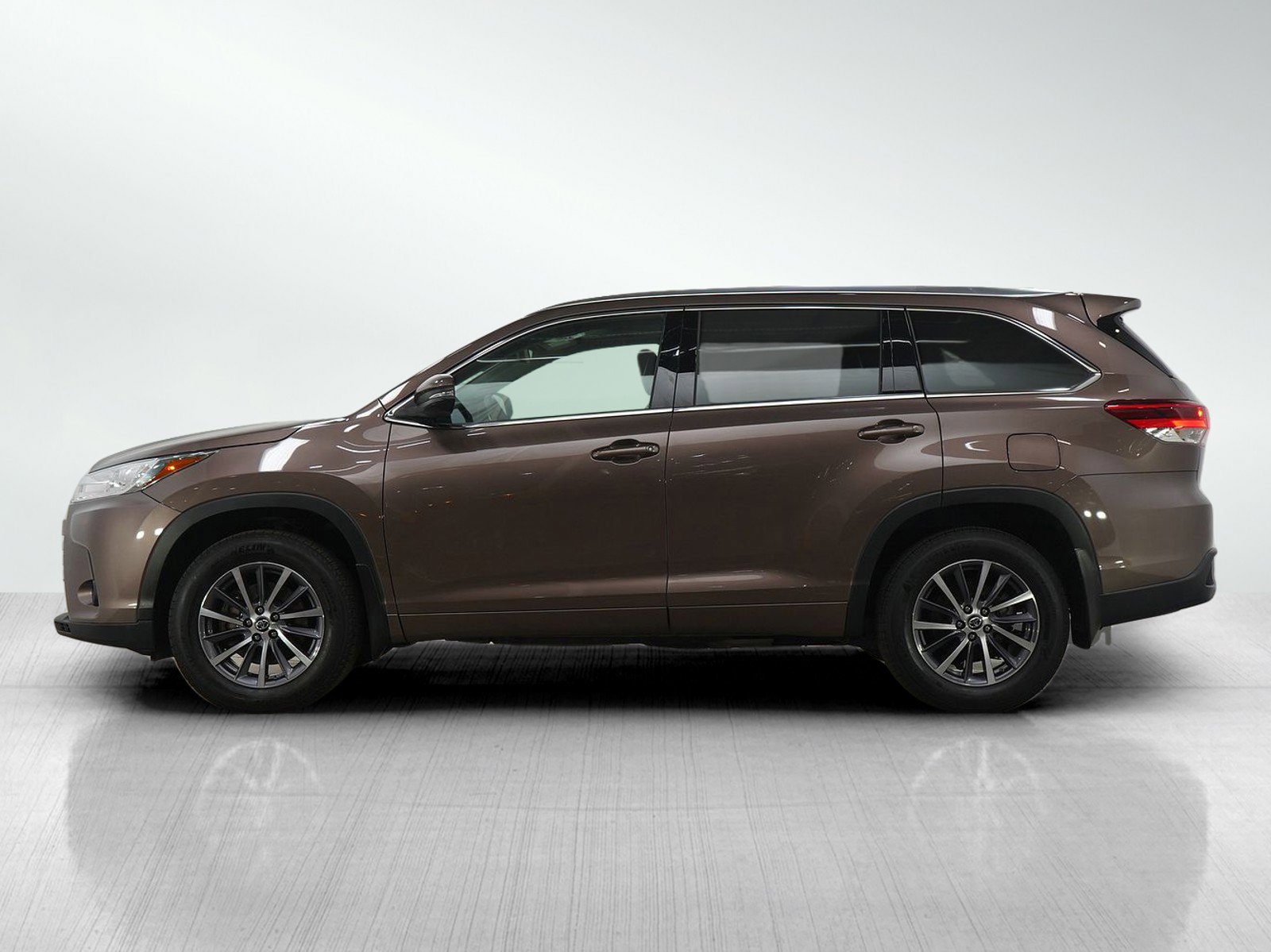 Used 2018 Toyota Highlander XLE image 2