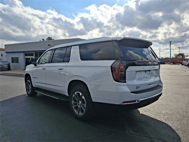 Used 2025 Chevrolet Suburban LT image 4