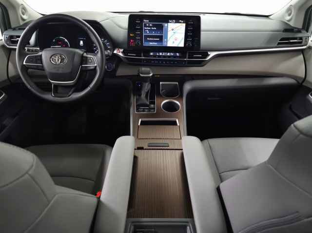 Used 2023 Toyota Sienna XLE image 14