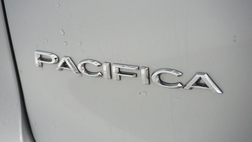 Used 2024 Chrysler Pacifica Limited AWD/4WD image 13