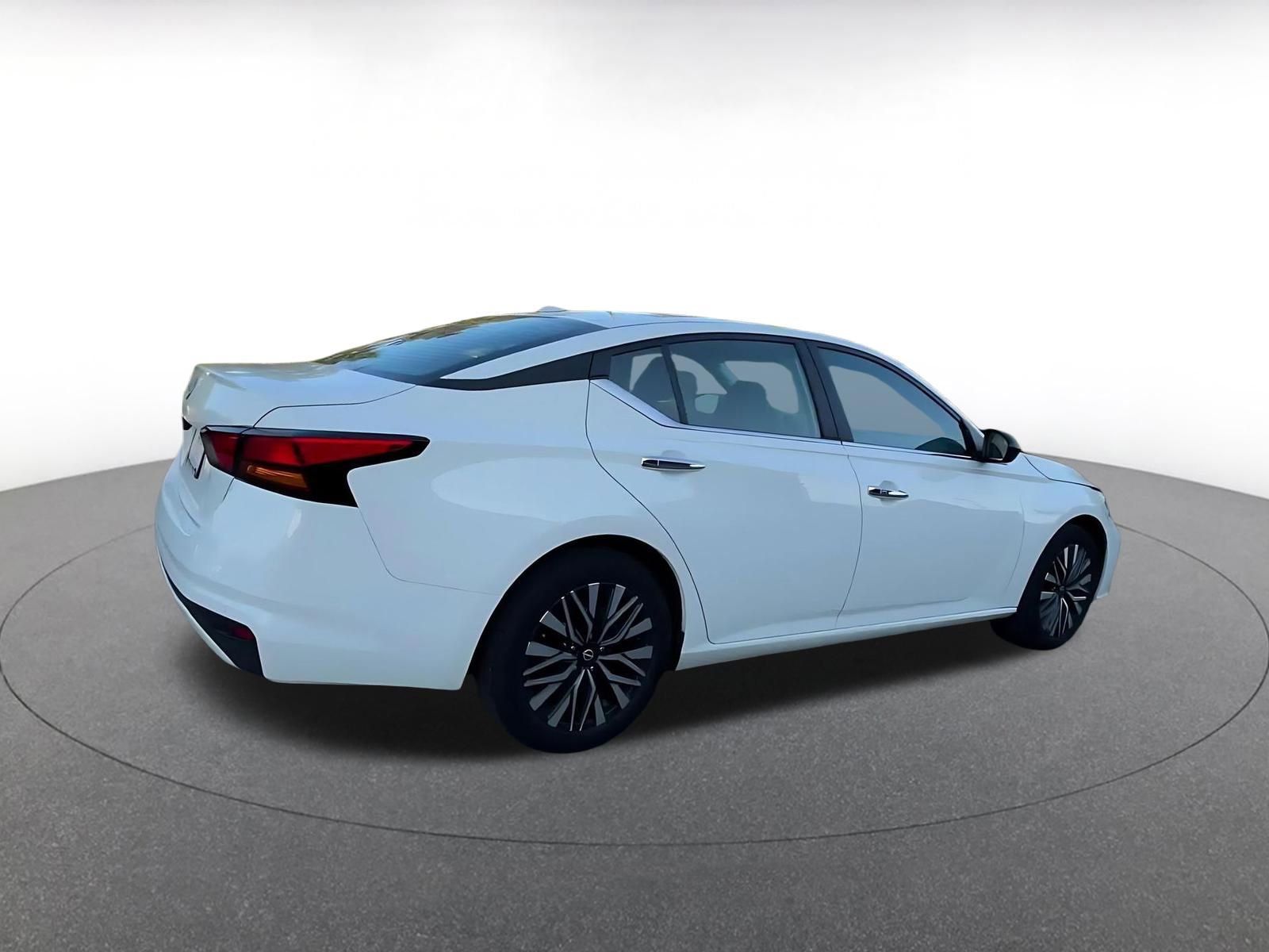Used 2025 Nissan Altima 2.5 SV FWD image 15