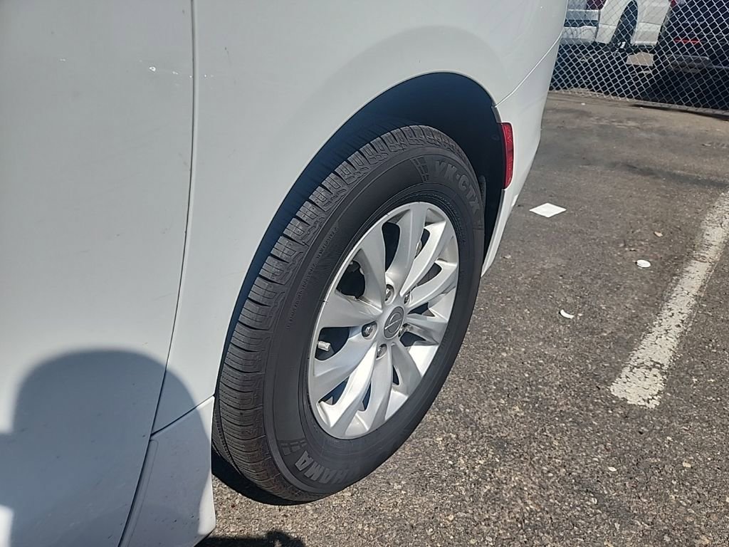 Used 2017 Chrysler Pacifica Touring w/ Tire & Wheel Group image 8
