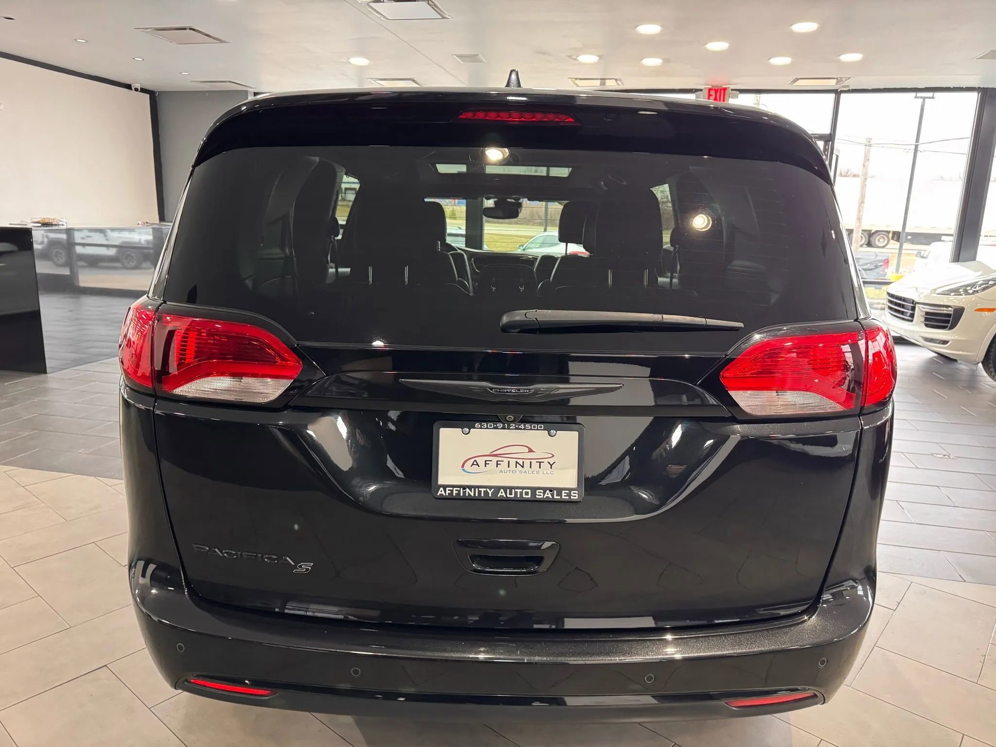 Used 2019 Chrysler Pacifica Touring-L Plus w/ Advanced Safetytec Group FWD image 4