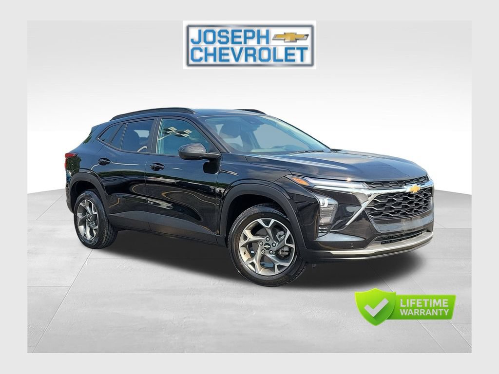 Used 2025 Chevrolet Trax LT FWD image 1