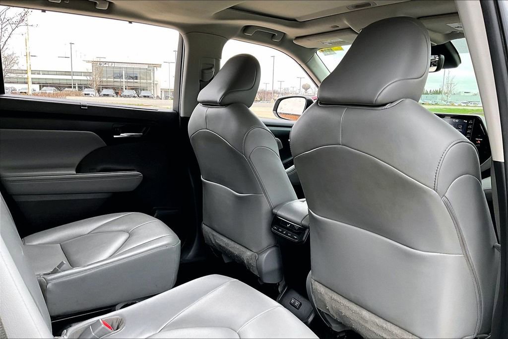 Used 2021 Toyota Highlander XLE AWD/4WD image 29