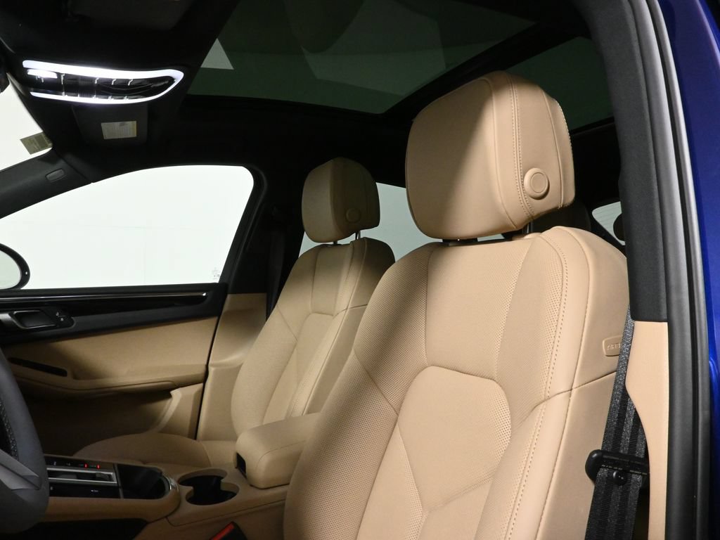 Used 2025 Porsche Macan AWD/4WD image 15