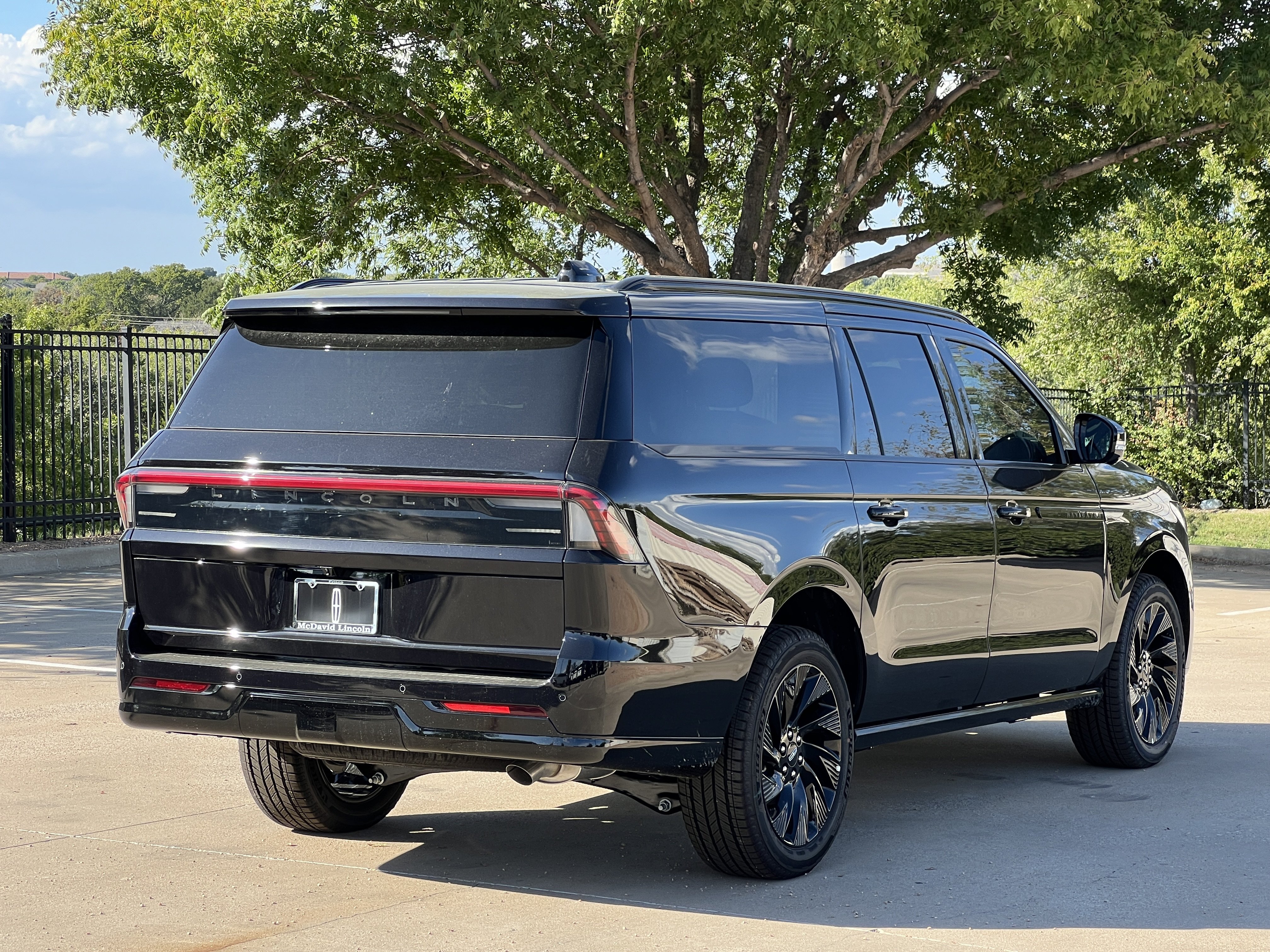 New 2027 Lincoln Navigator L Reserve w/ Jet Appearance Package AWD/4WD image 9