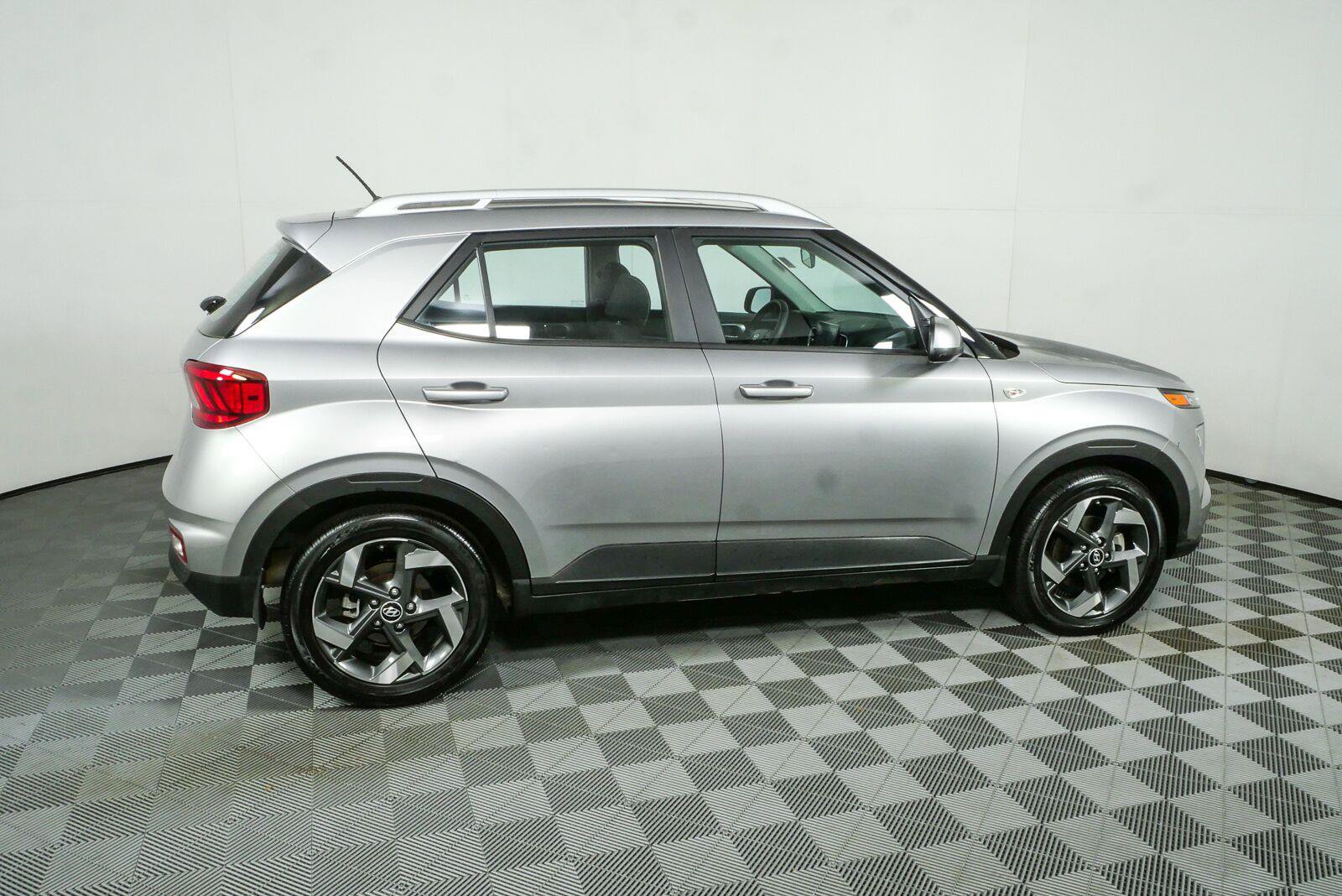 Used 2023 Hyundai Venue SEL w/ Cargo Package FWD image 2