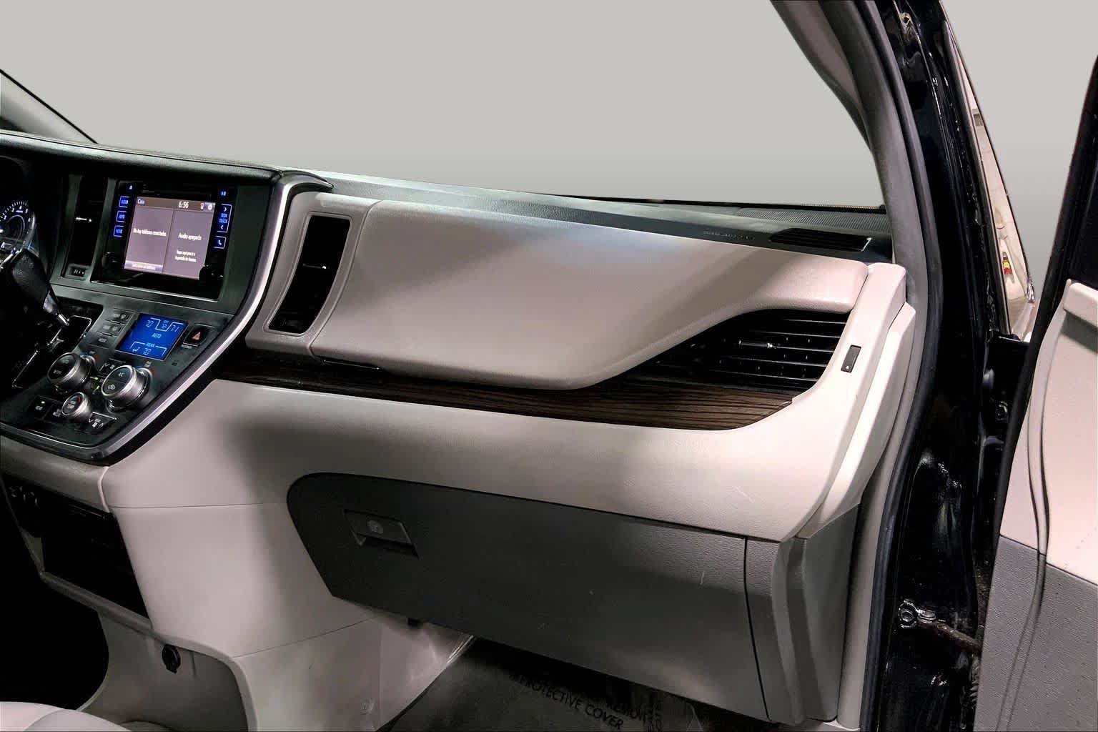 Used 2017 Toyota Sienna XLE FWD image 19