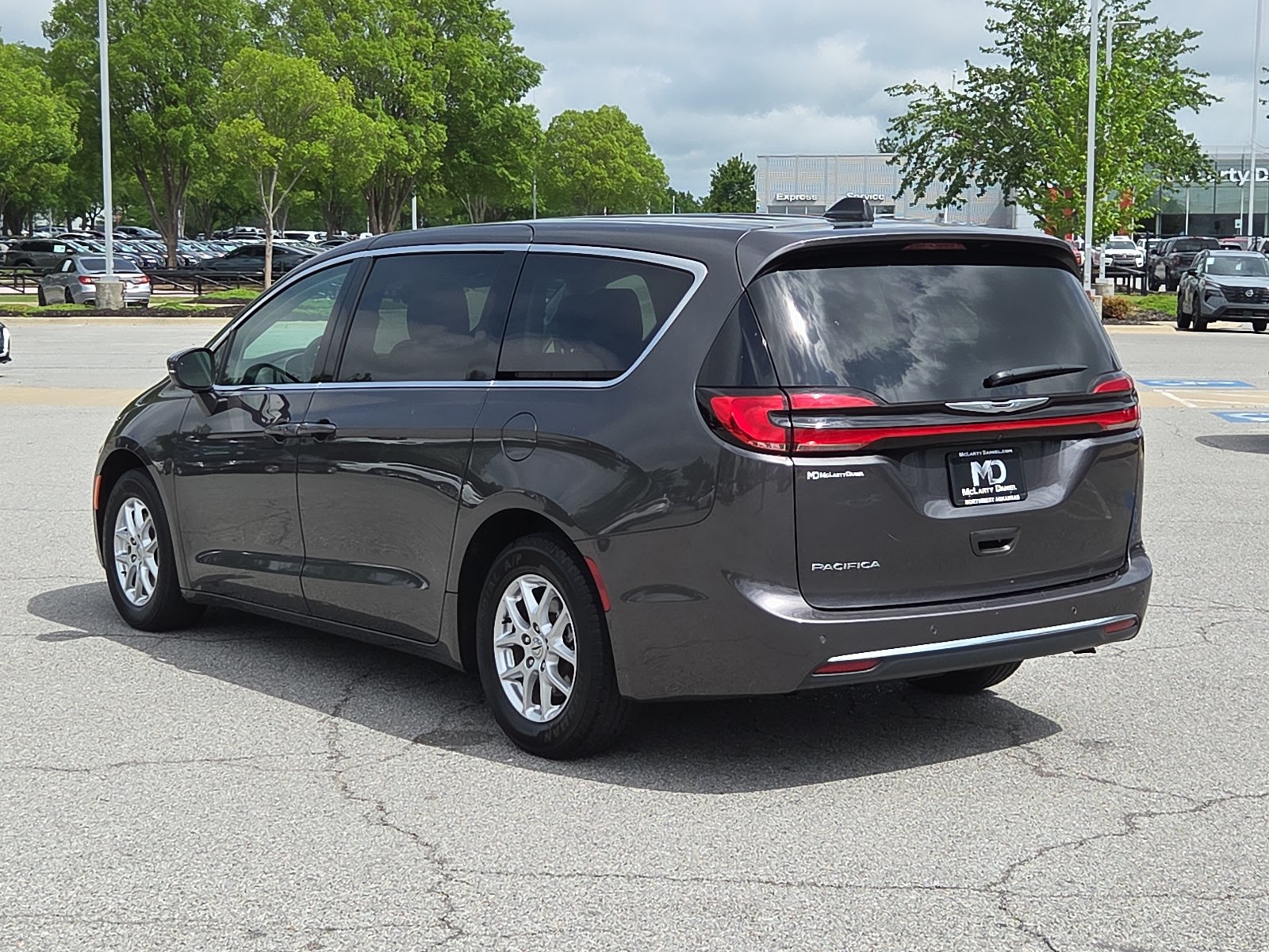Used 2023 Chrysler Pacifica Touring-L FWD image 4