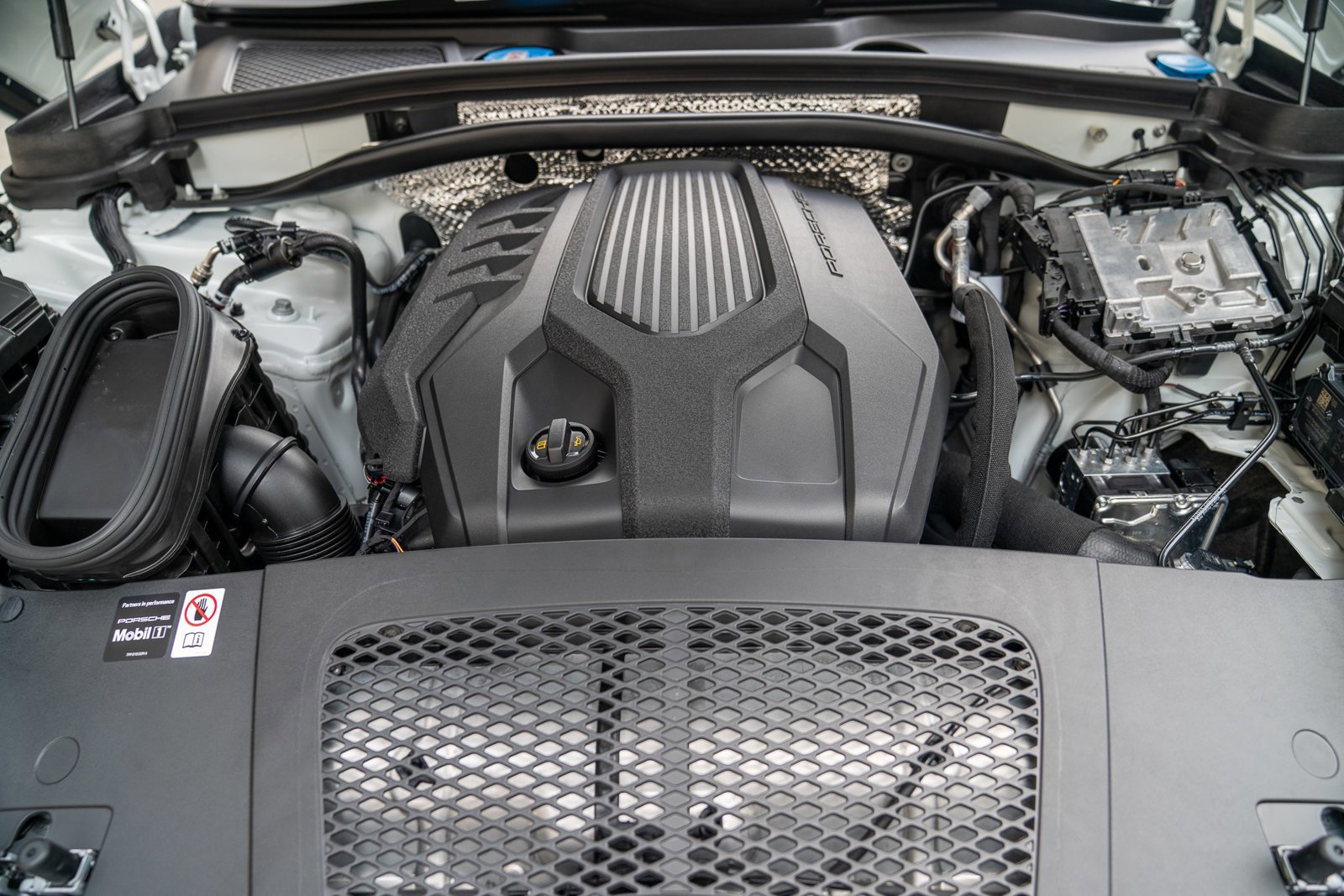 Certified 2025 Porsche Macan image 25