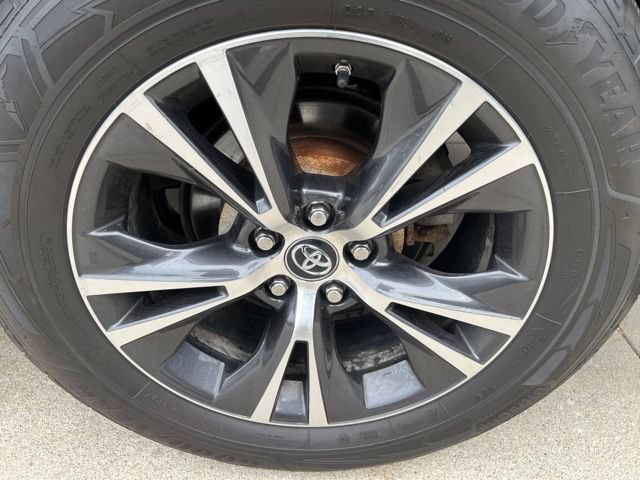 Used 2019 Toyota Highlander LE AWD/4WD image 10