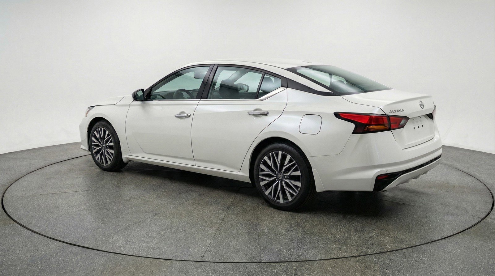 Used 2025 Nissan Altima 2.5 SV FWD image 6