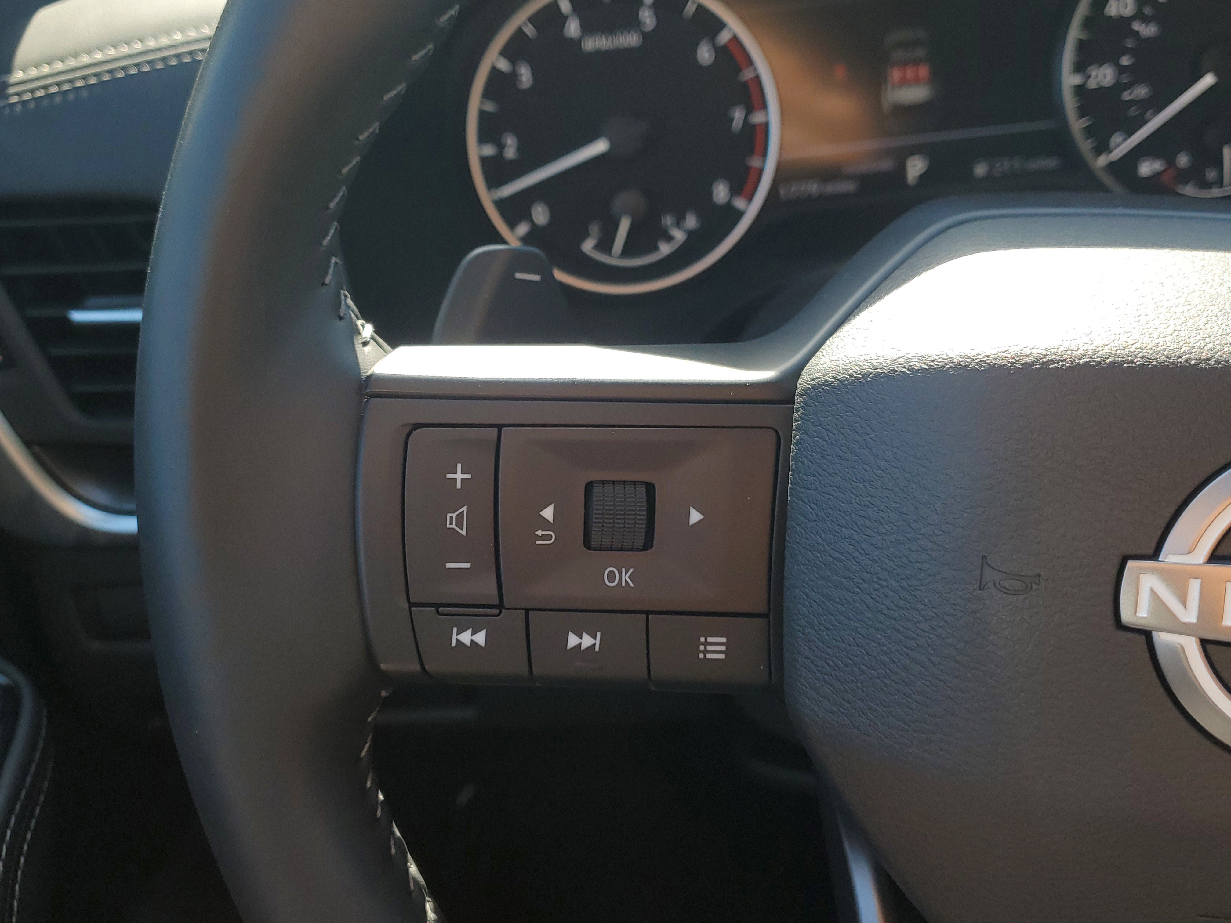 Certified 2025 Nissan Rogue SV image 23