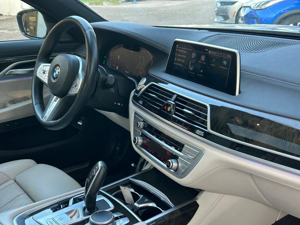 Used 2022 BMW 740i w/ M Sport Package RWD image 27