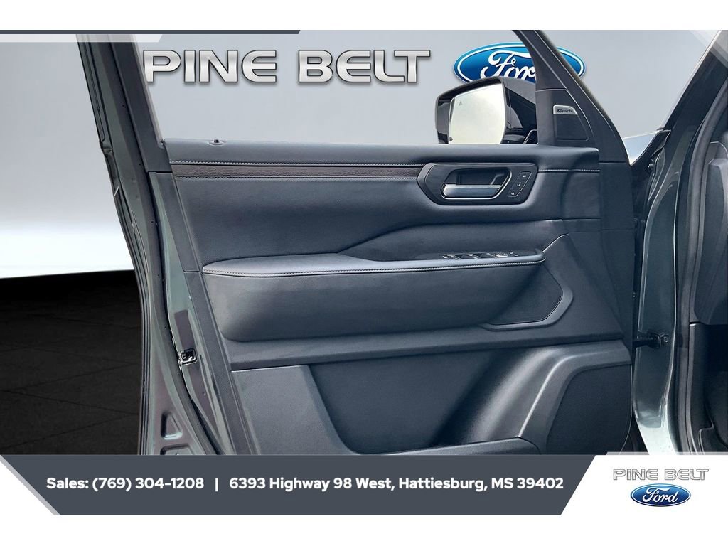 Used 2025 Nissan Armada SL image 17