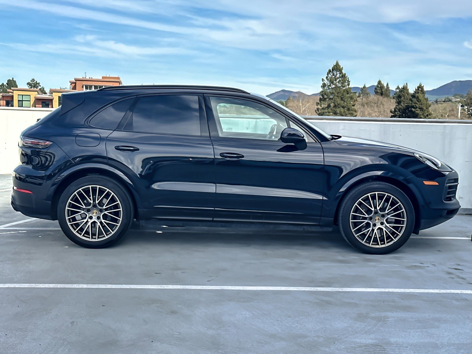 Certified 2023 Porsche Cayenne Platinum Edition image 9