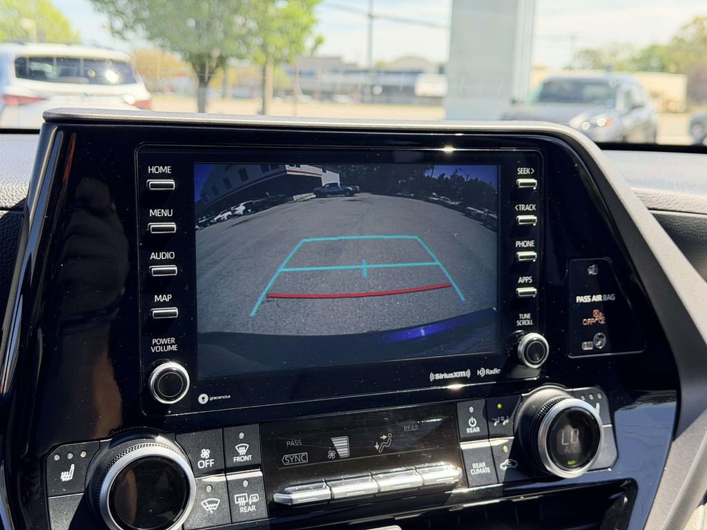 Used 2021 Toyota Highlander XLE image 4