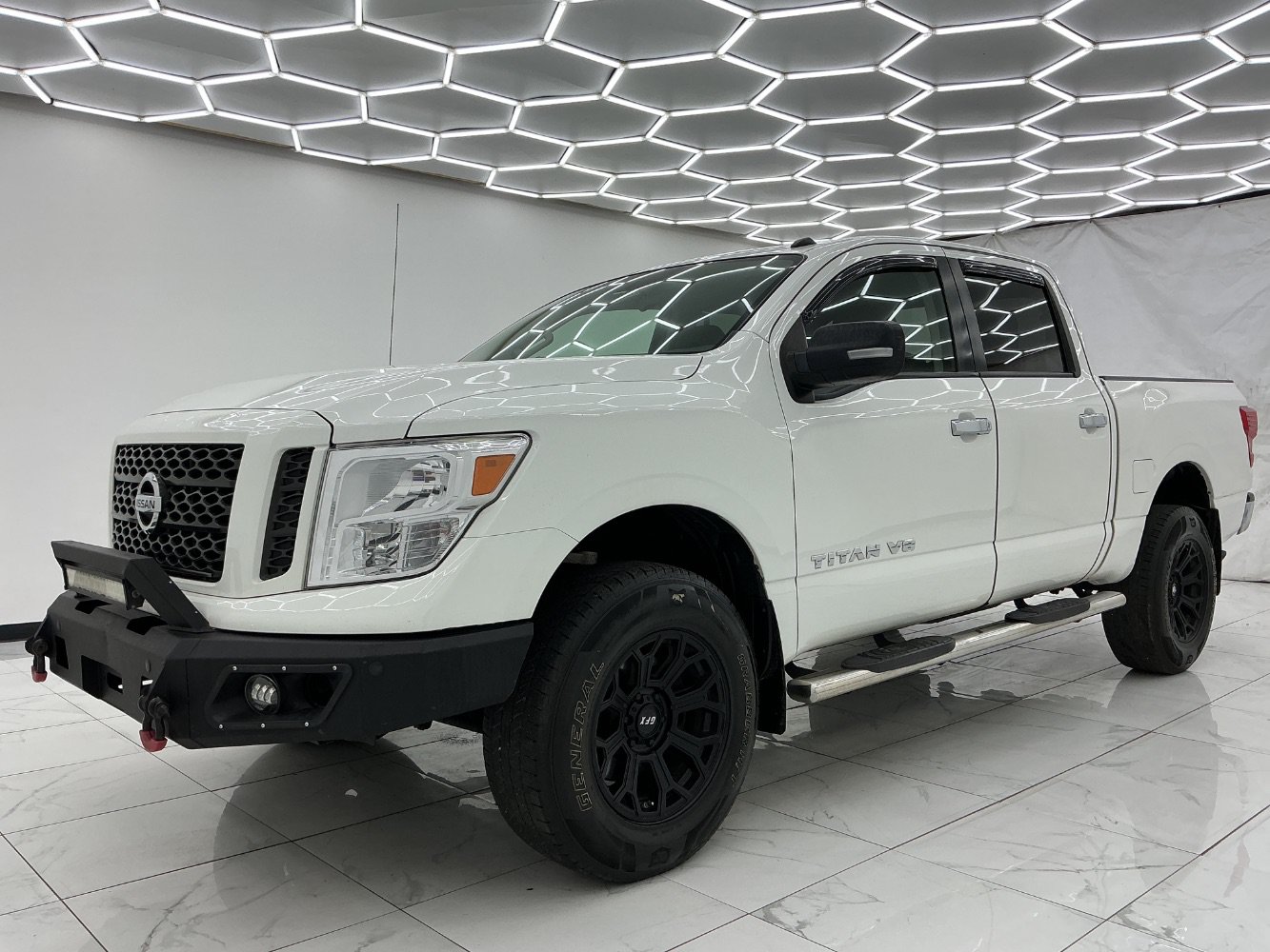 Used 2019 Nissan Titan SV AWD/4WD image 6