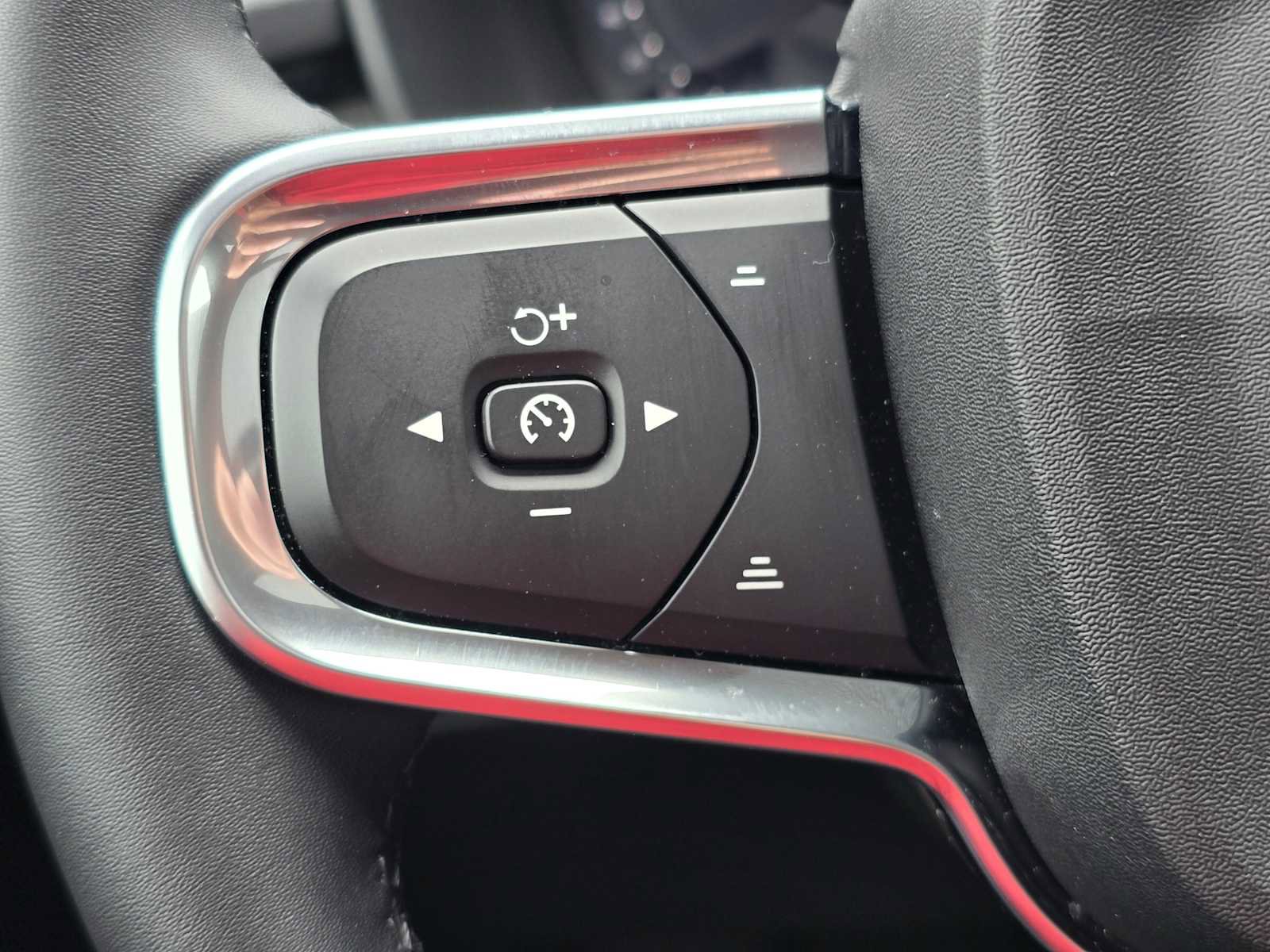 Certified 2025 Volvo XC40 B5 Plus AWD/4WD image 34