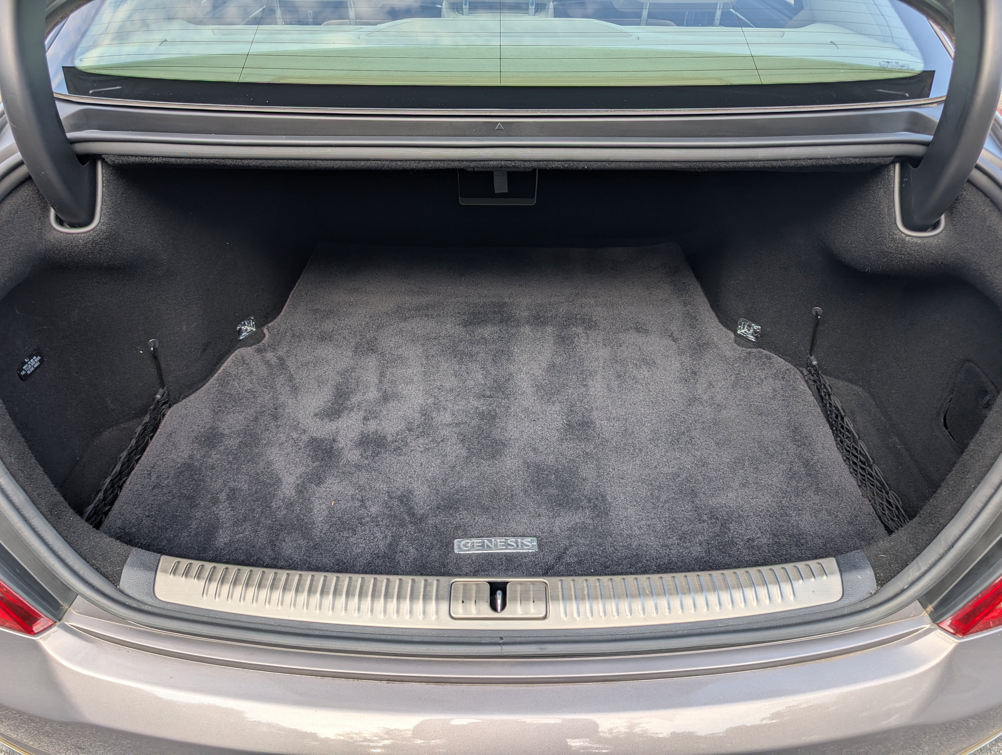 Used 2018 Genesis G90 3.3T Premium RWD image 17