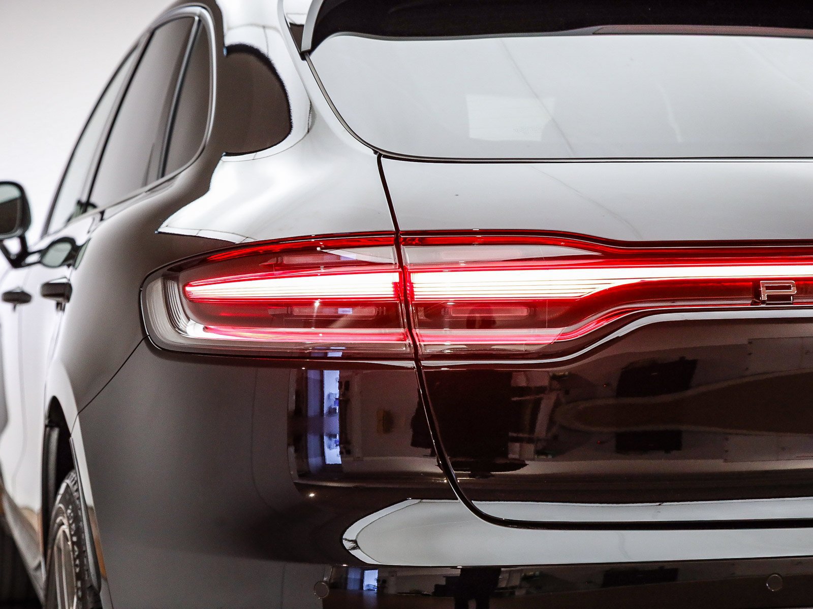 Certified 2025 Porsche Macan AWD/4WD image 8