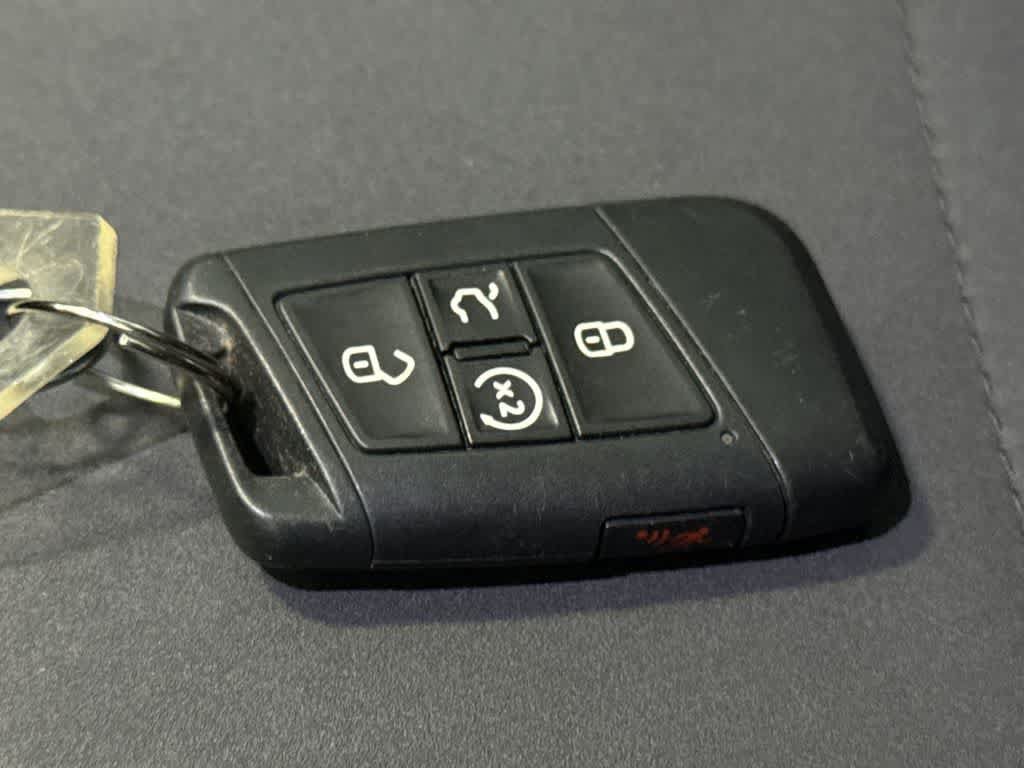 Used 2023 Volkswagen Taos SE w/ Panoramic Sunroof Package FWD image 28
