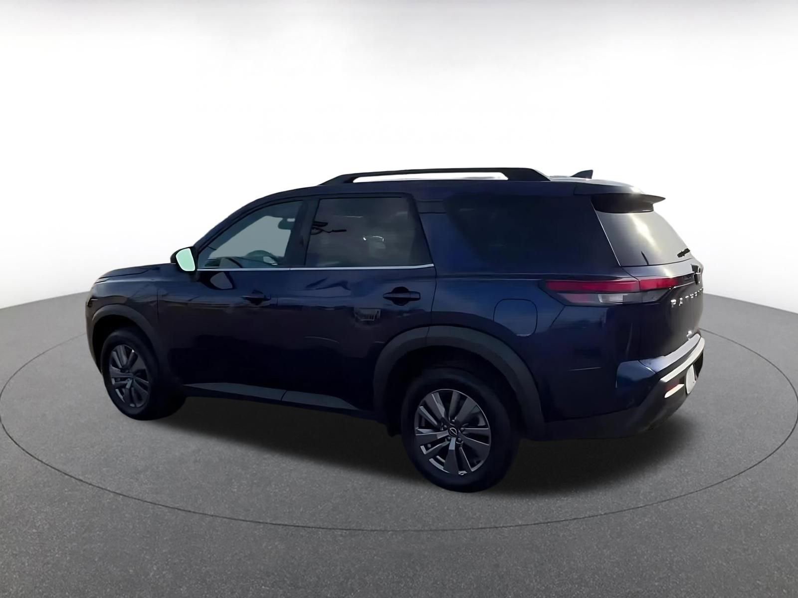 Used 2025 Nissan Pathfinder SV image 10