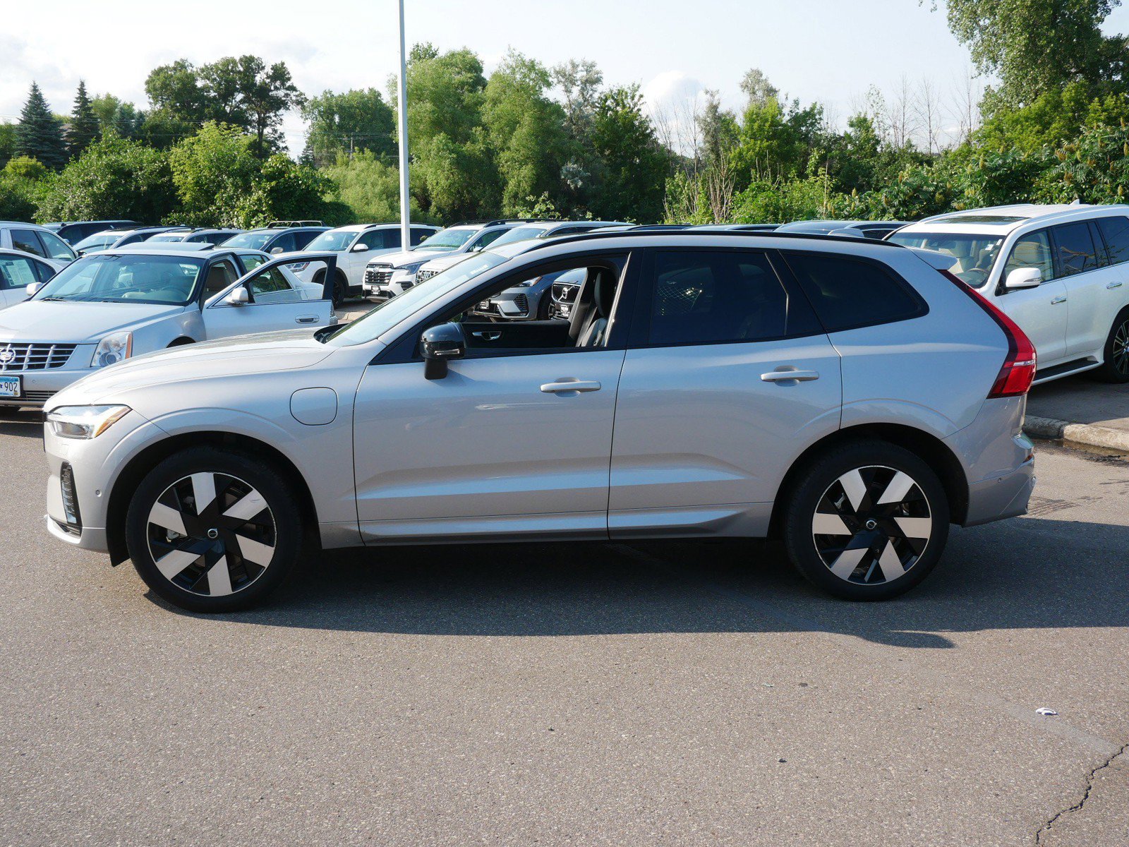 Certified 2024 Volvo XC60 T8 Plus w/ Climate Package AWD/4WD image 4