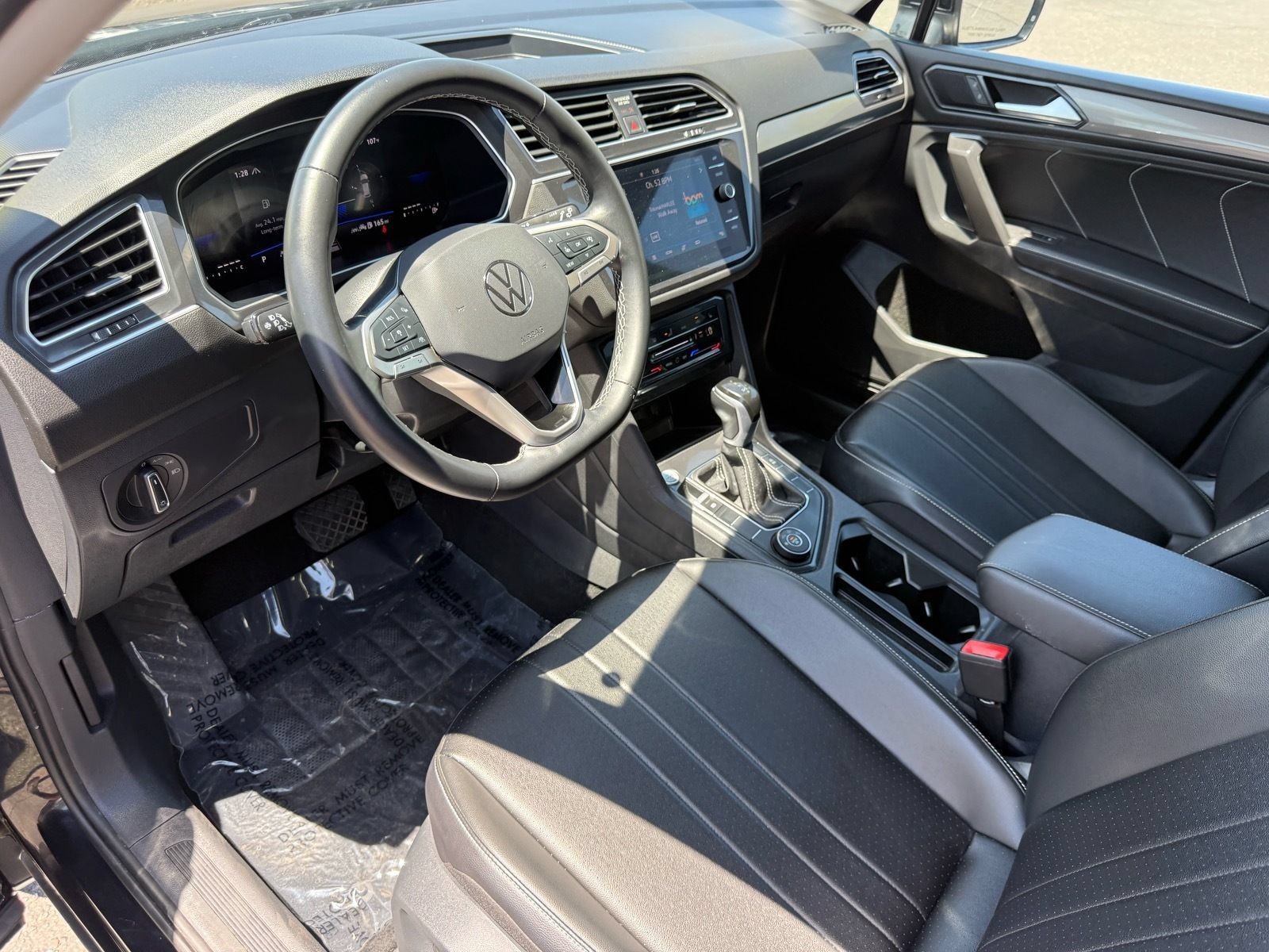 Used 2024 Volkswagen Tiguan SE AWD/4WD image 15