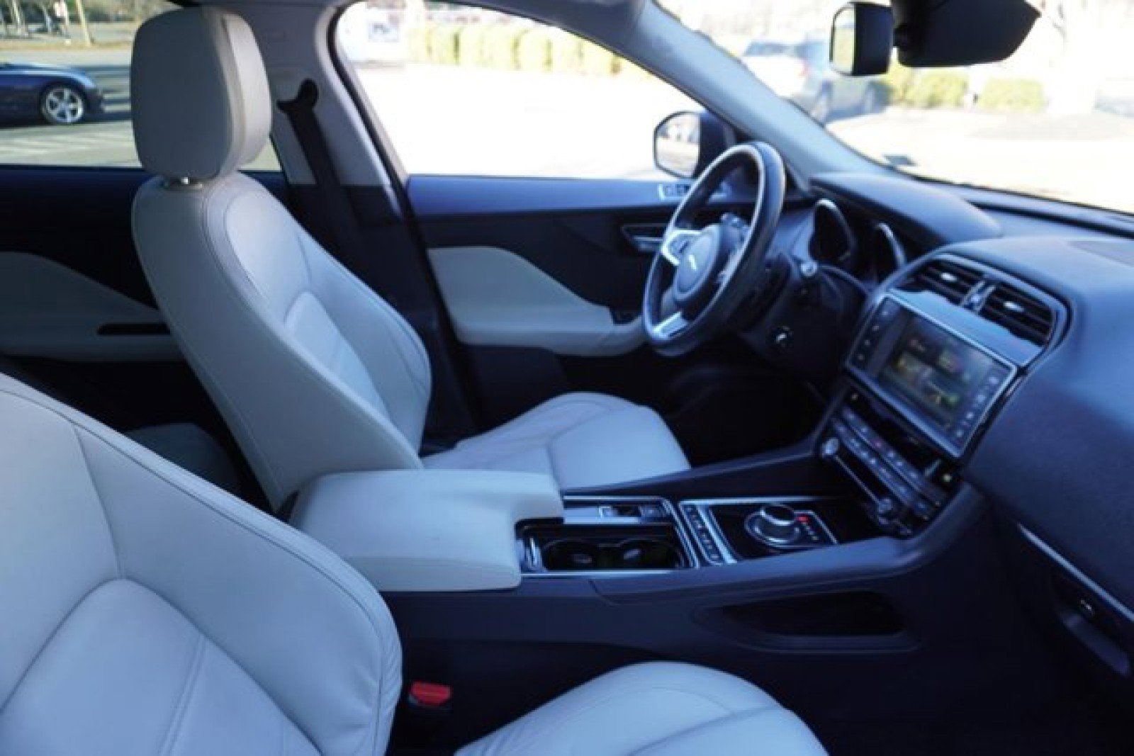 Used 2018 Jaguar F-PACE Prestige image 19