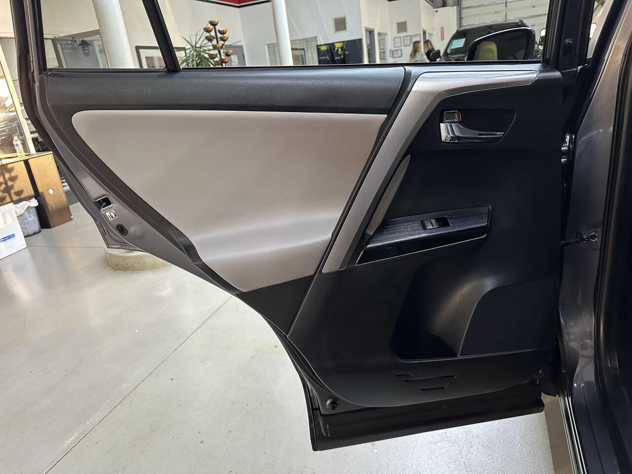 Used 2016 Toyota RAV4 Limited image 12