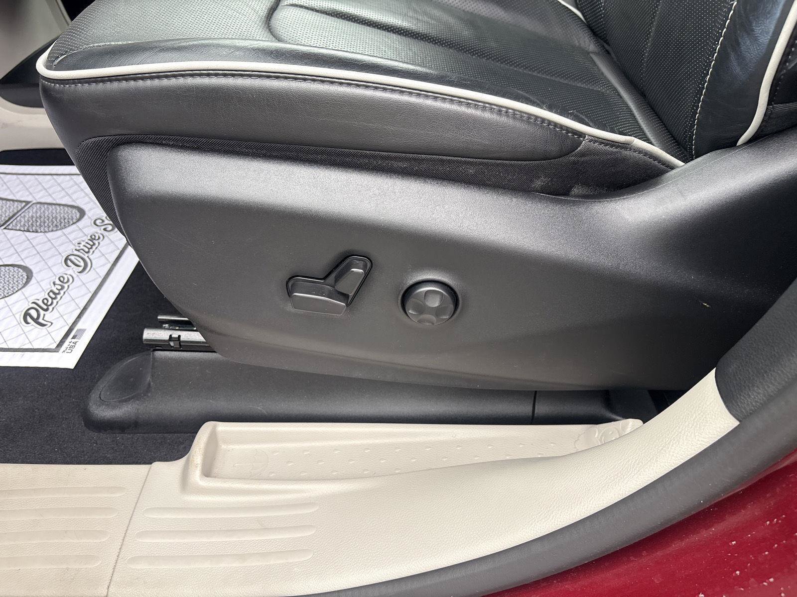 Used 2023 Chrysler Pacifica Limited FWD image 16