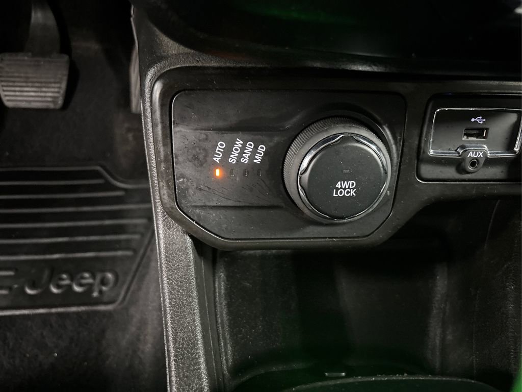 Used 2020 Jeep Renegade Latitude w/ Cold Weather Group image 32
