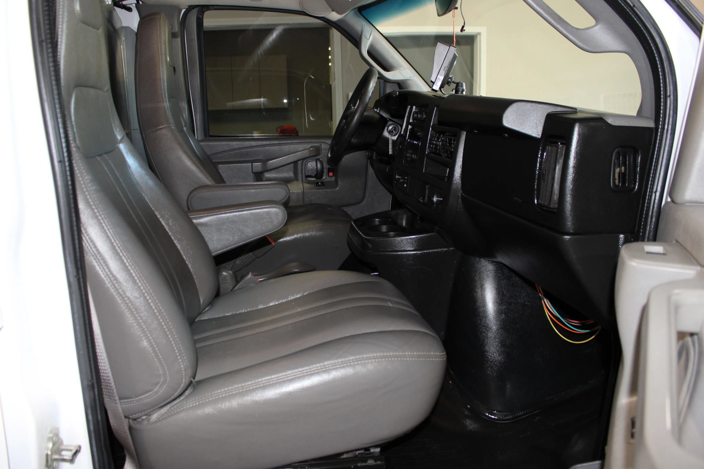 Used 2017 Chevrolet Express 2500 Extended RWD image 19