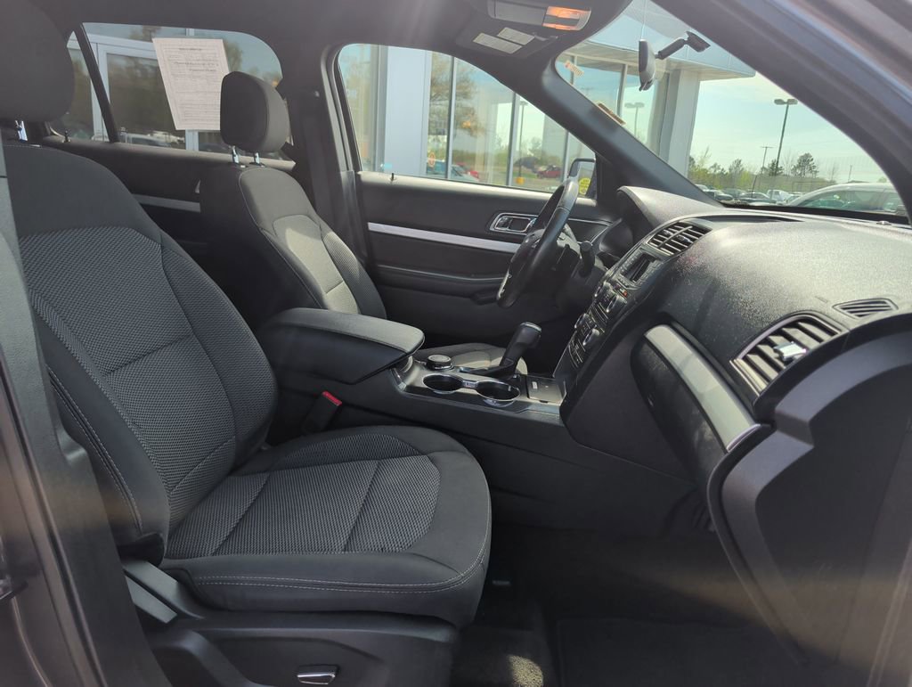Used 2017 Ford Explorer XLT image 22