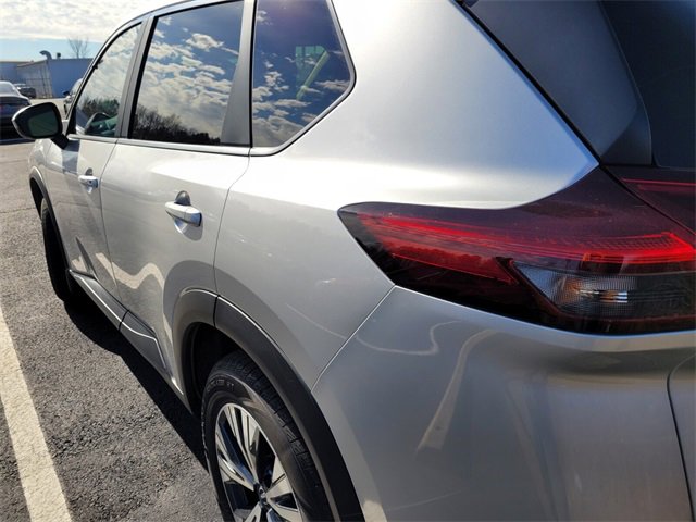 Used 2023 Nissan Rogue SV image 6