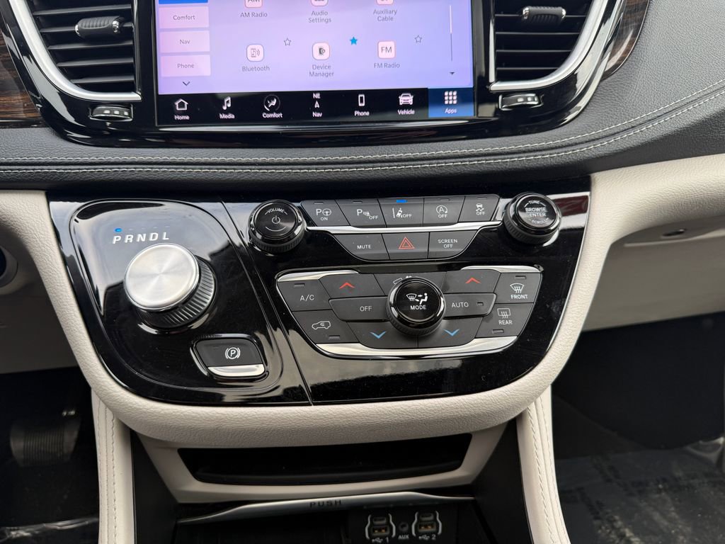 Used 2023 Chrysler Pacifica Limited AWD/4WD image 34