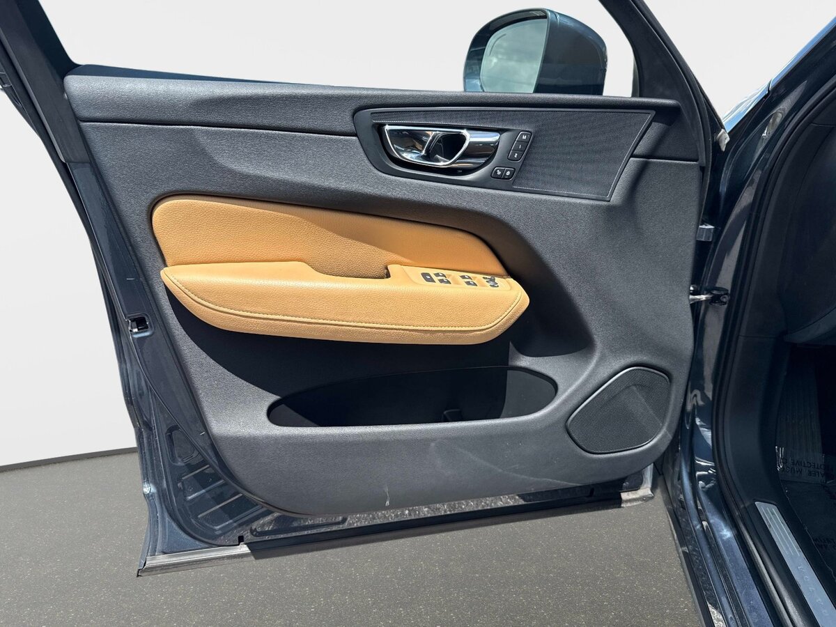 Used 2018 Volvo XC60 T5 Momentum w/ Vision Package AWD/4WD image 16