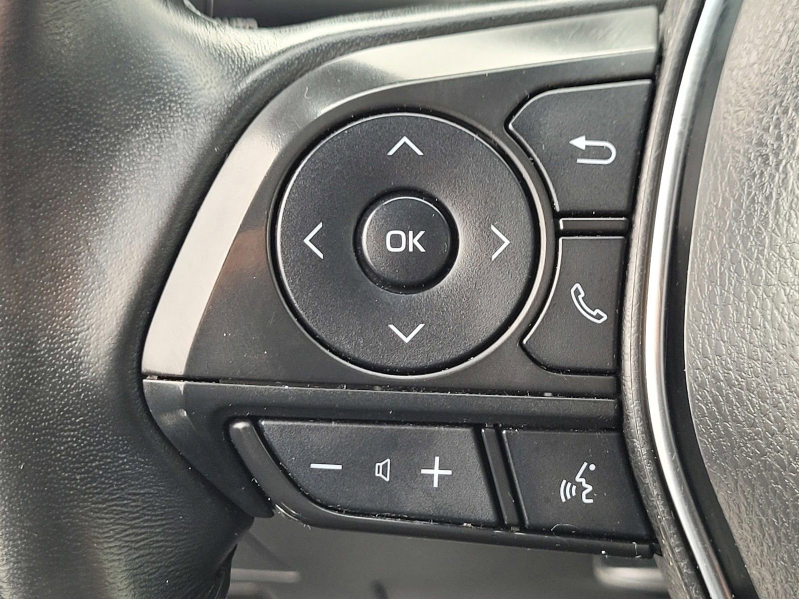 Used 2018 Toyota Camry SE FWD image 23