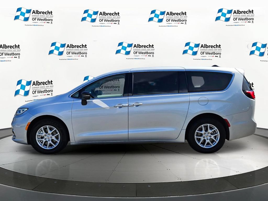 Used 2024 Chrysler Pacifica Touring-L FWD image 2