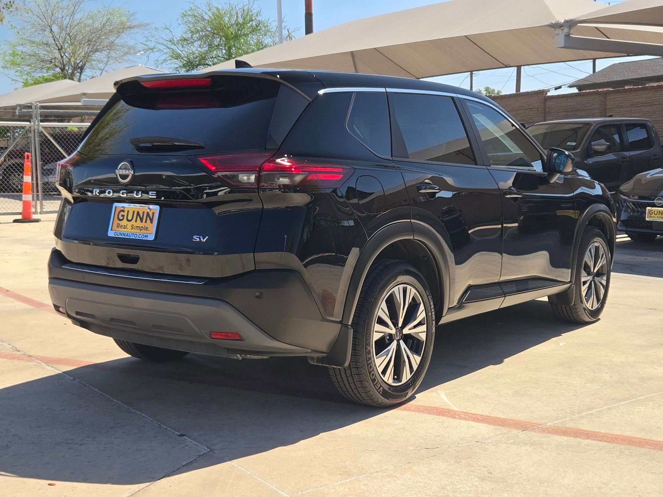 Used 2023 Nissan Rogue SV image 3