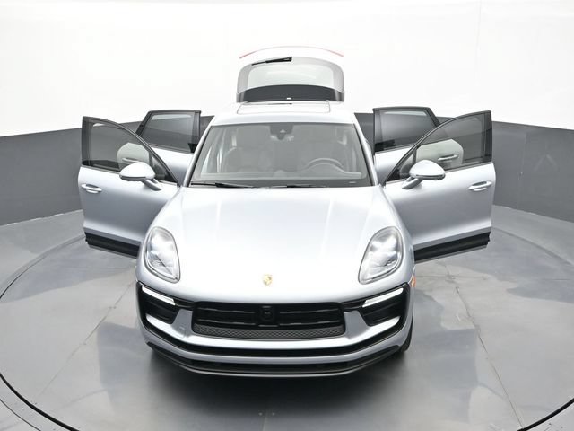 Certified 2025 Porsche Macan AWD/4WD image 32